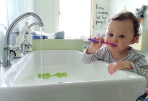 Fig. 5. La corretta abitudine all’igiene orale di una bimba in età infantile